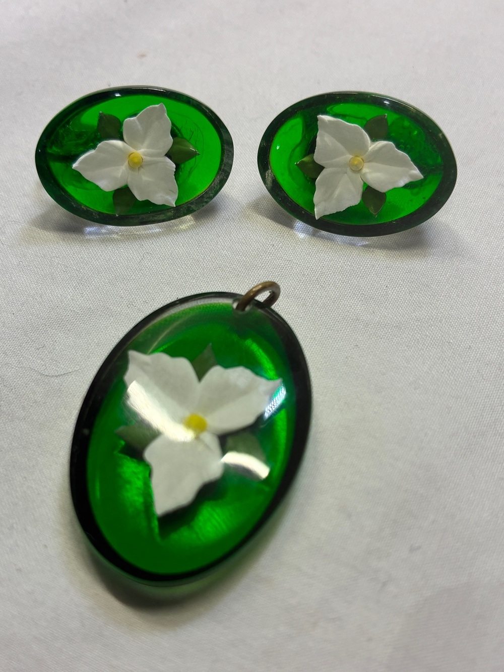 Vintage Trillium Pendant And Clip Earrings  Green Resin Ontario Flower
